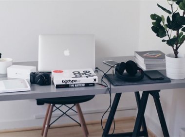 “扇裁月魄羞难掩，车走雷声语未通”是什么意思