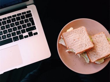 下午四点半的成都 (Live版) / 歌手：曾昭玮 歌词/歌曲/MV下载